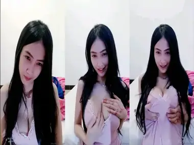 Gadis Imut Pamer Tubuh Mulus Pas Live Hot poster